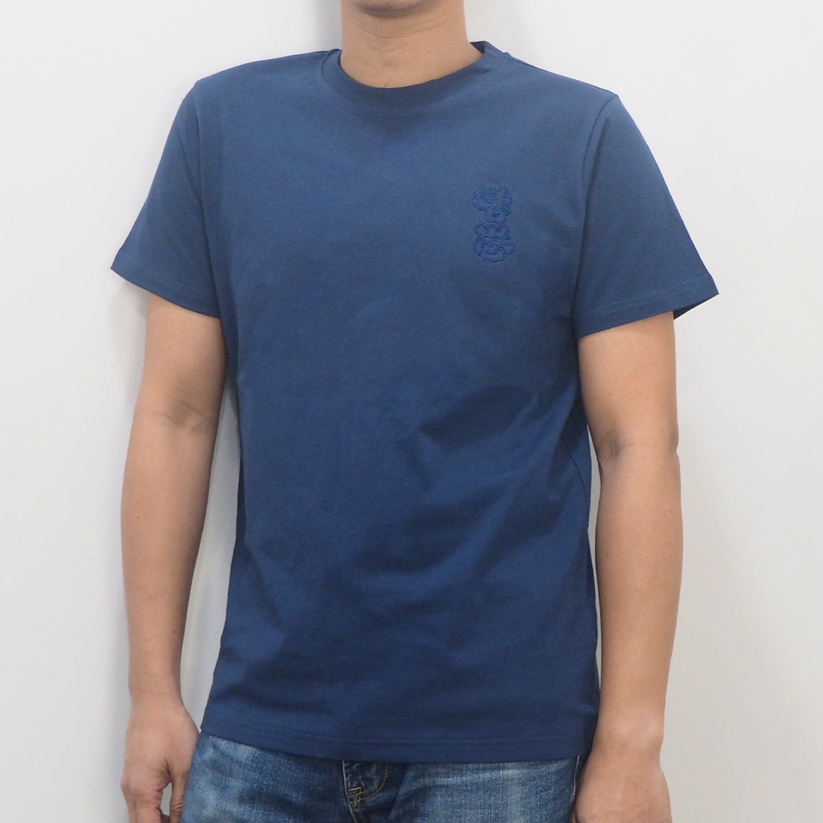 MEN’S WOVEN “HK” EMBROIDERY T-SHIRT 男裝「香港加油」暗紋繡花 T恤
